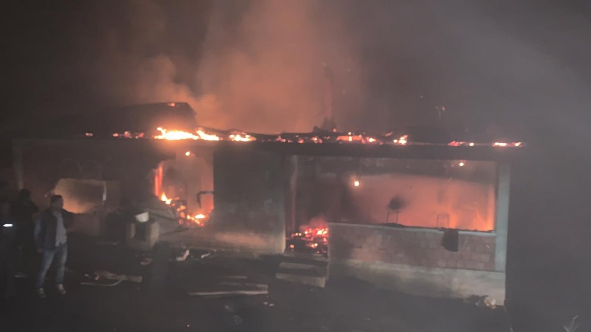 i Giresun’da ev yangını: Baba ile oğlu can verdi