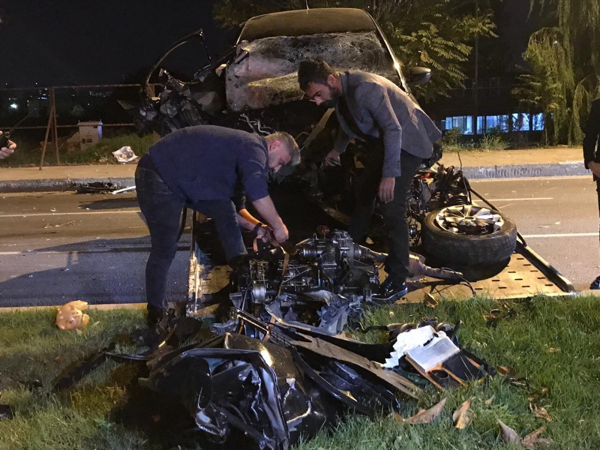 Kartal'da sahilde makas atarak ilerleyen araç kaza yaptı