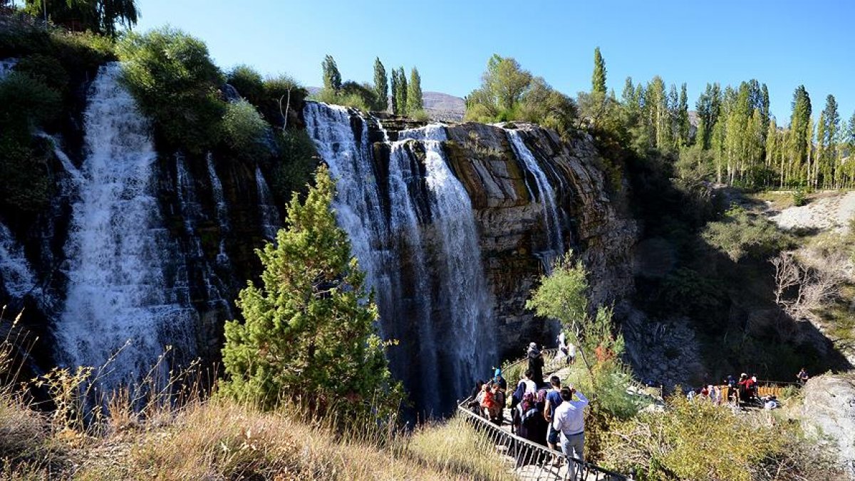 Sonbaharda Tortum Şelalesi ziyaretçilerini bekliyor
