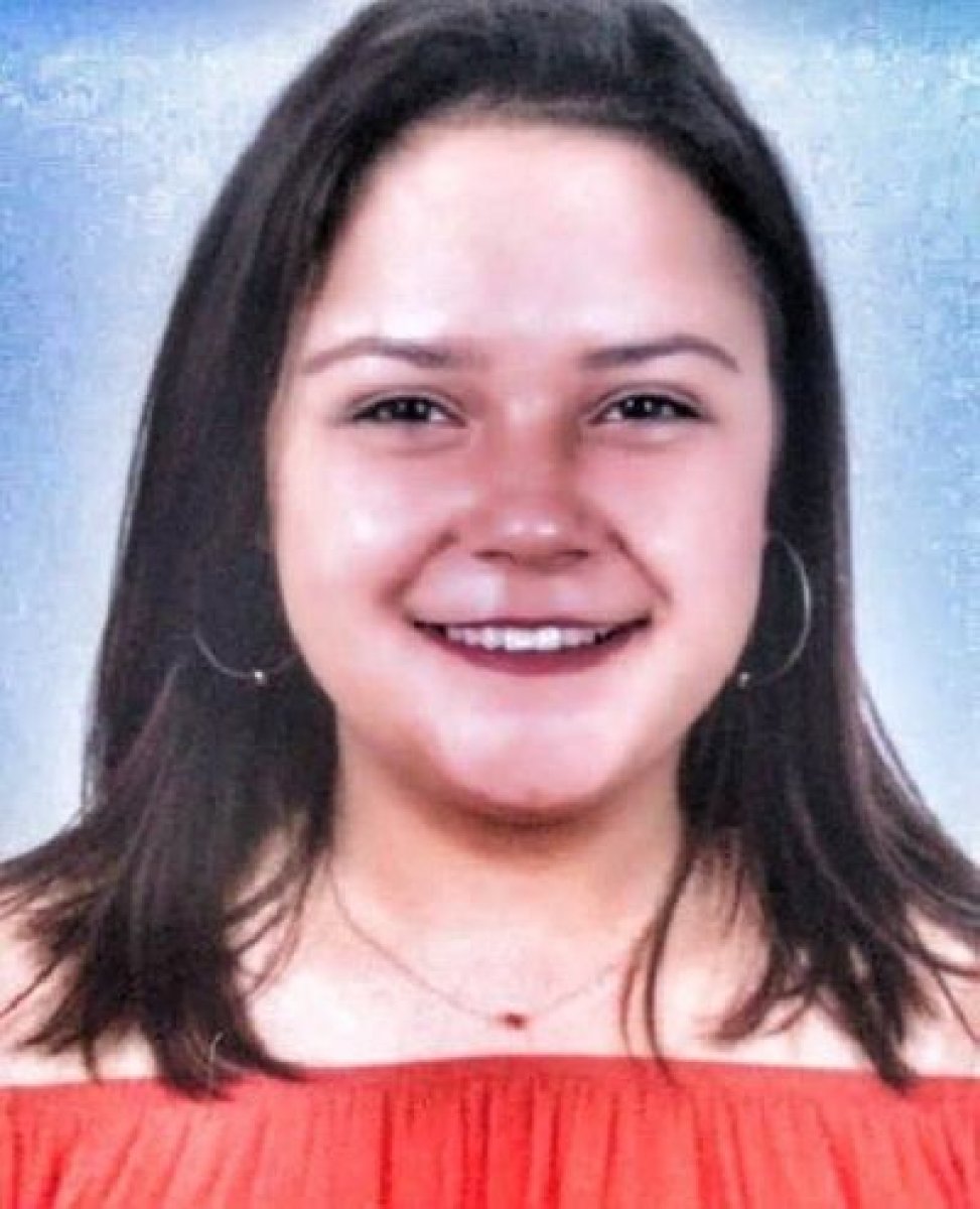 Yol kenarında yürüyen kadına çarptı