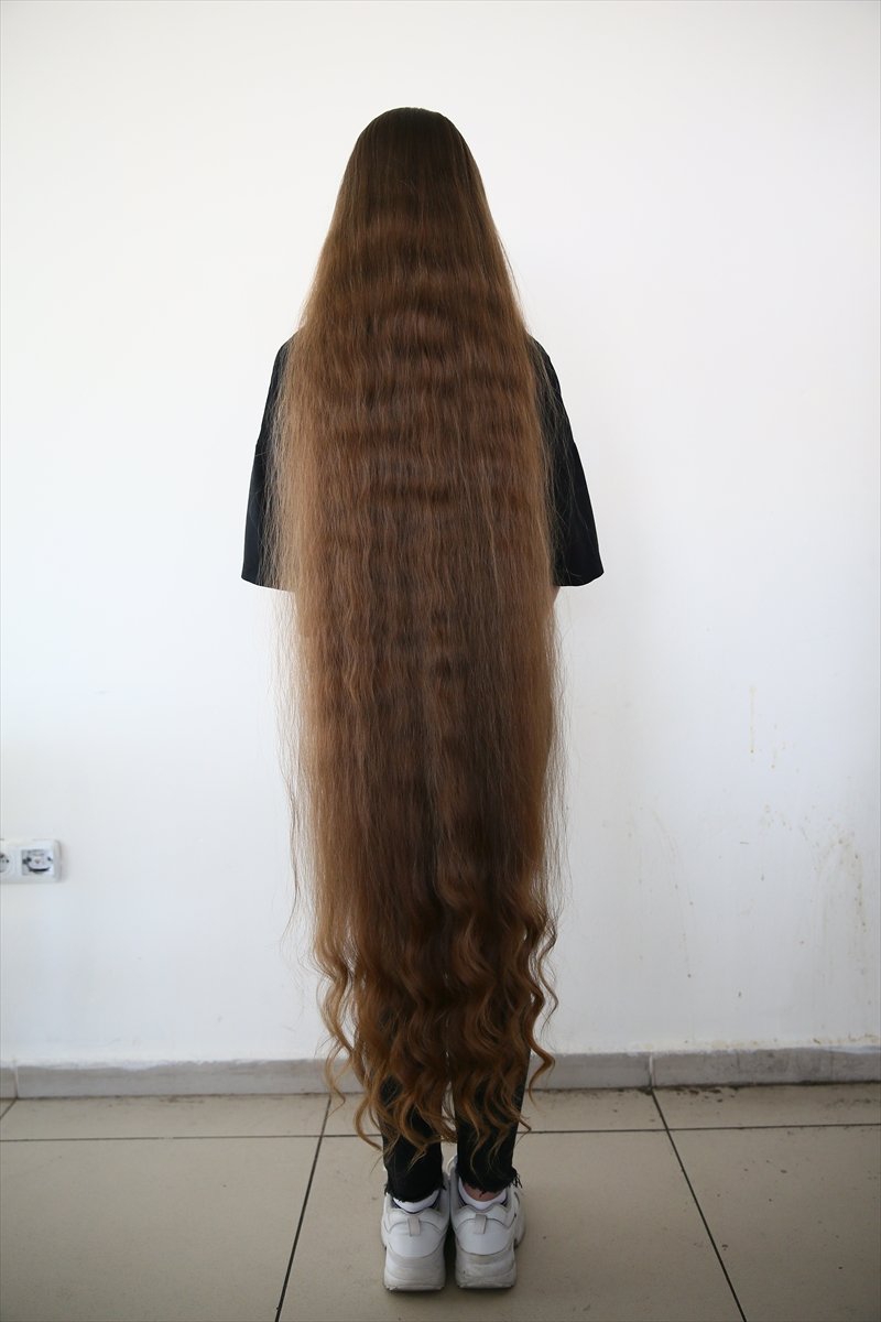 12 yaşındaki kızın 152 santimetrelik saçları ilgi çekiyor