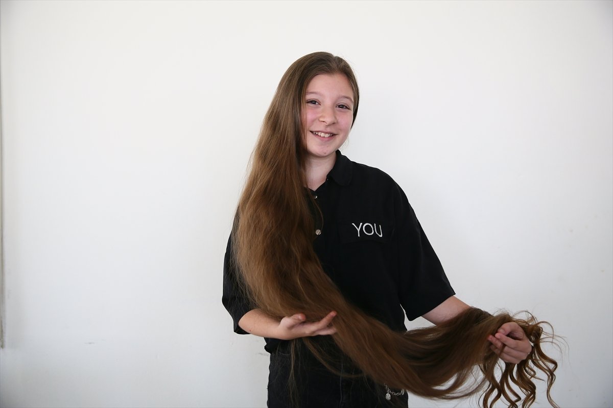 12 yaşındaki kızın 152 santimetrelik saçları ilgi çekiyor