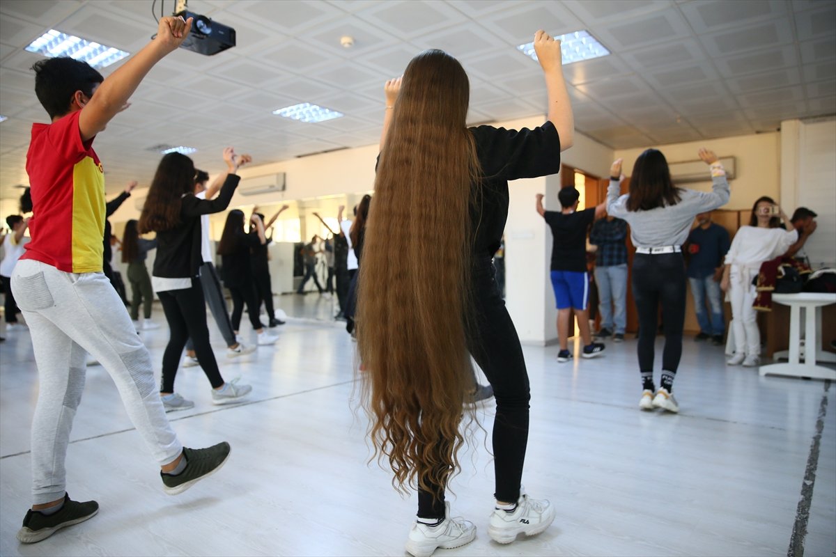 12 yaşındaki kızın 152 santimetrelik saçları ilgi çekiyor