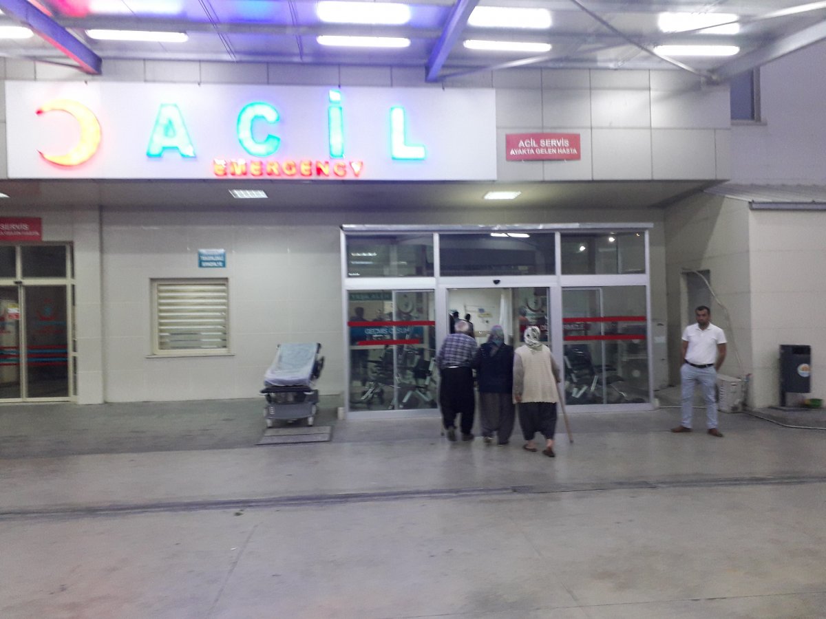 i Adana'da iki araç kafa kafaya çarpıştı