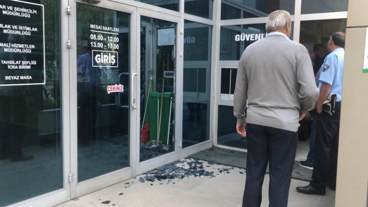 i Bursa'da bir kişi belediye binasının camını kırıp güvenlikçiye saldırdı