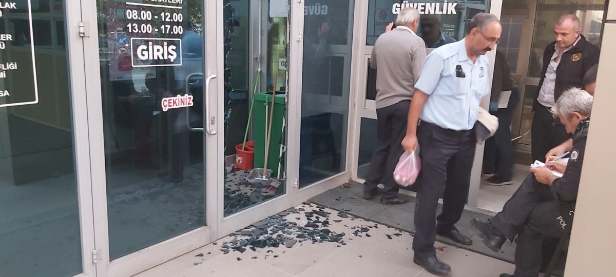i Bursa'da bir kişi belediye binasının camını kırıp güvenlikçiye saldırdı