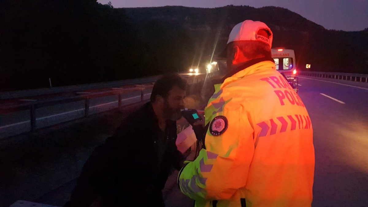 i Alkollü sürücü bariyerlere çarptı