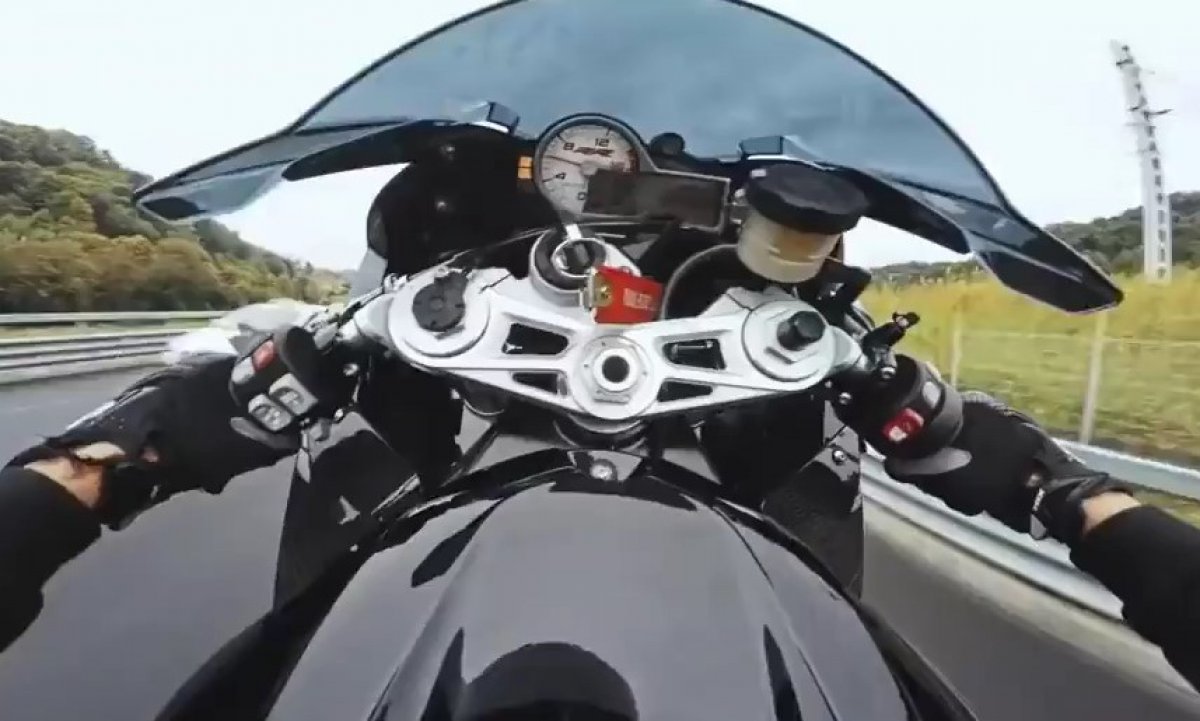 Motosikletli Rus model kaza yaptı