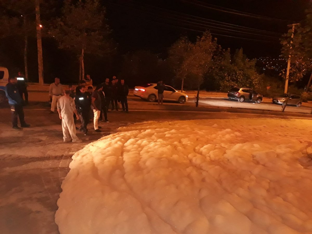 i Hatay'da sokaklara yayılan köpük insanları korkuttu