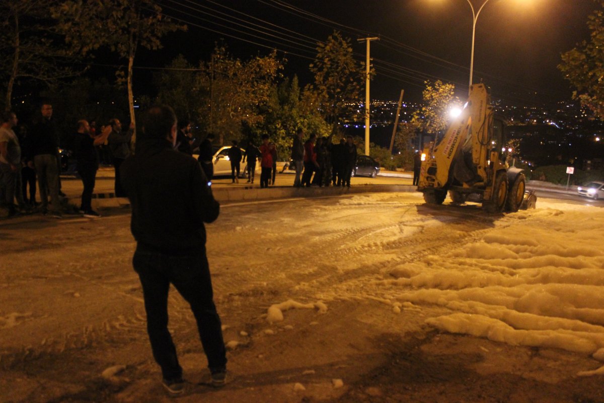 i Hatay'da sokaklara yayılan köpük insanları korkuttu