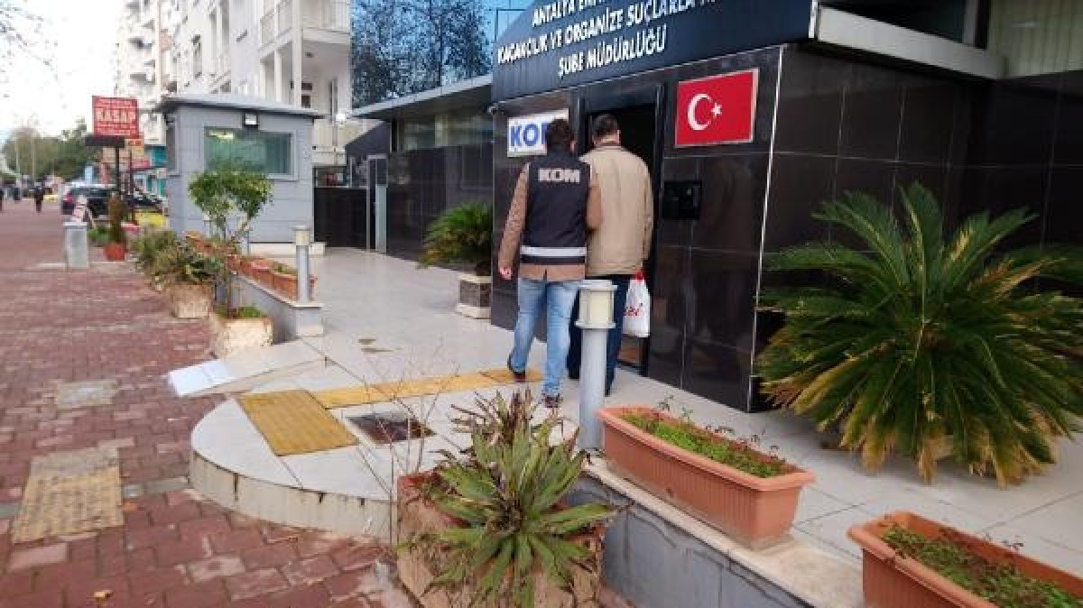 Antalya'da FETÖ operasyonunda 10 tutuklama