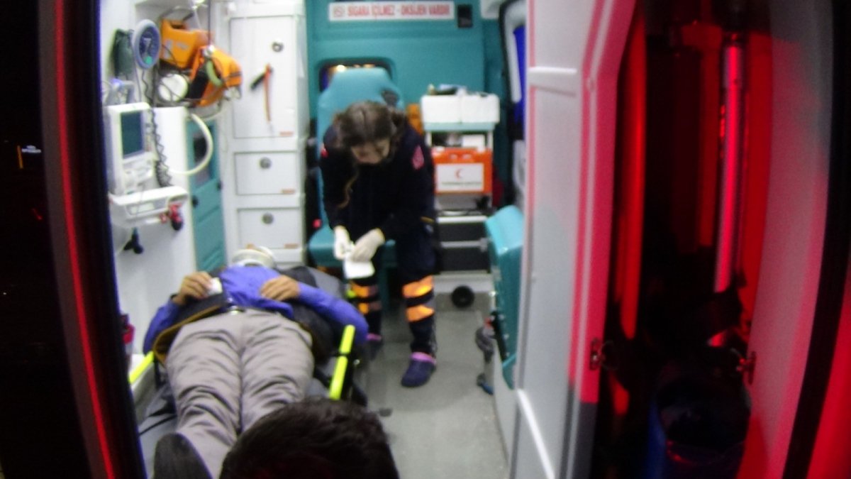 Motosiklet sürücüsüne hem çarptı hem darbetti