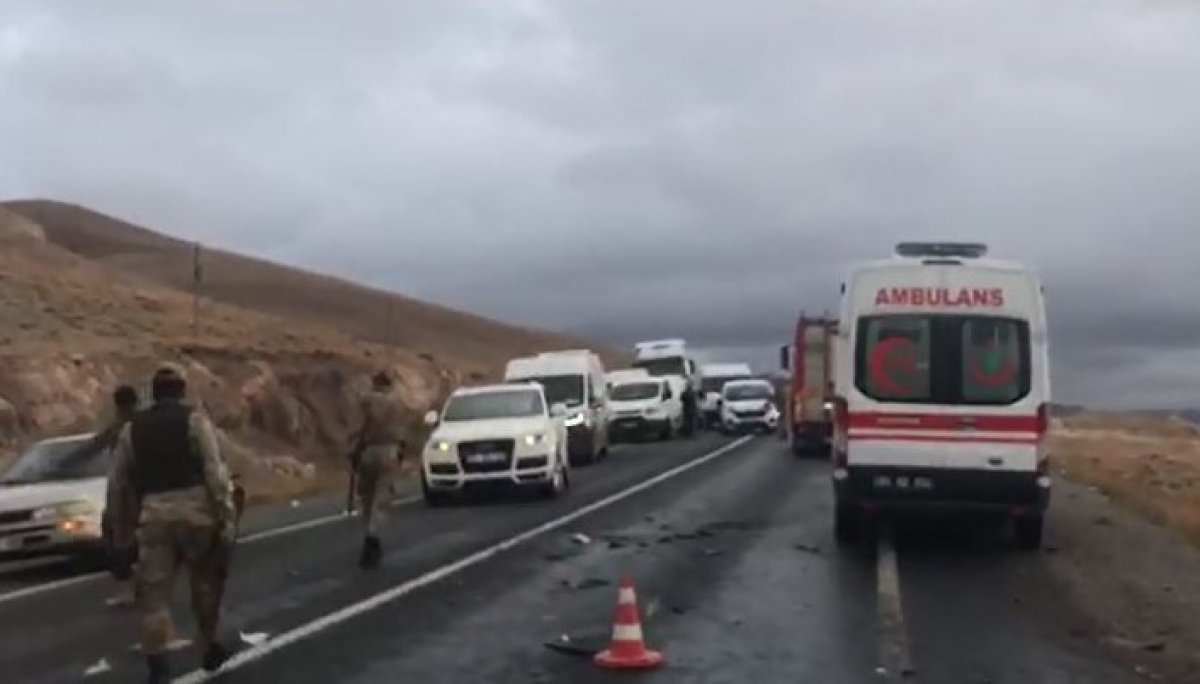 Van'da iki araç çarpıştı: 3 ölü, 4 yaralı