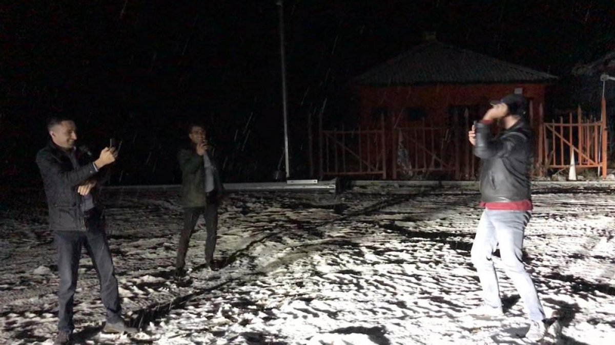 Kars'a mevsimin ilk karı yağdı