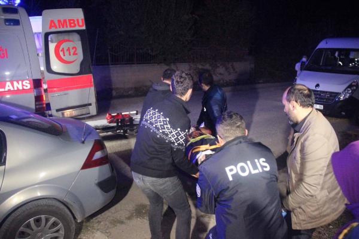 d Önce eşinin boğazını ardından da kendi boğazını kesti