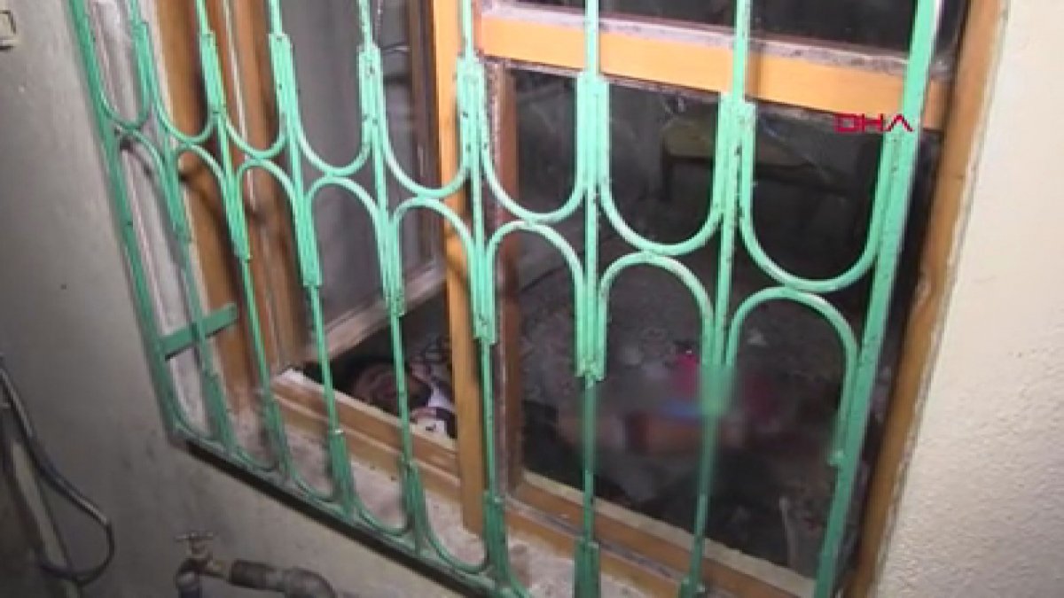 d Önce eşinin boğazını ardından da kendi boğazını kesti