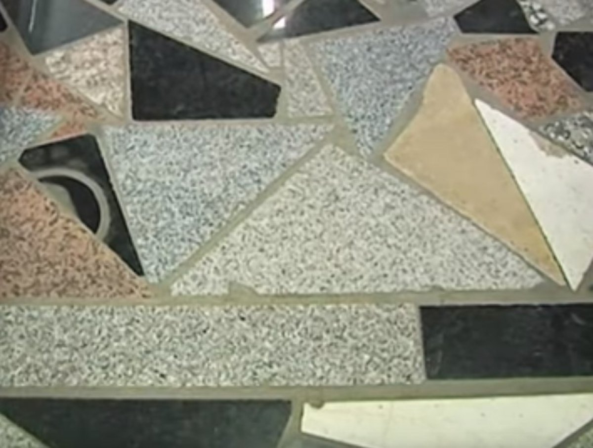 Babasının mezar taşını AVM'de gördü