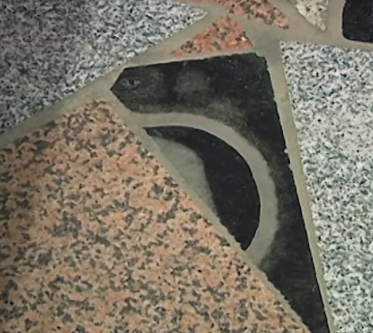 Babasının mezar taşını AVM'de gördü