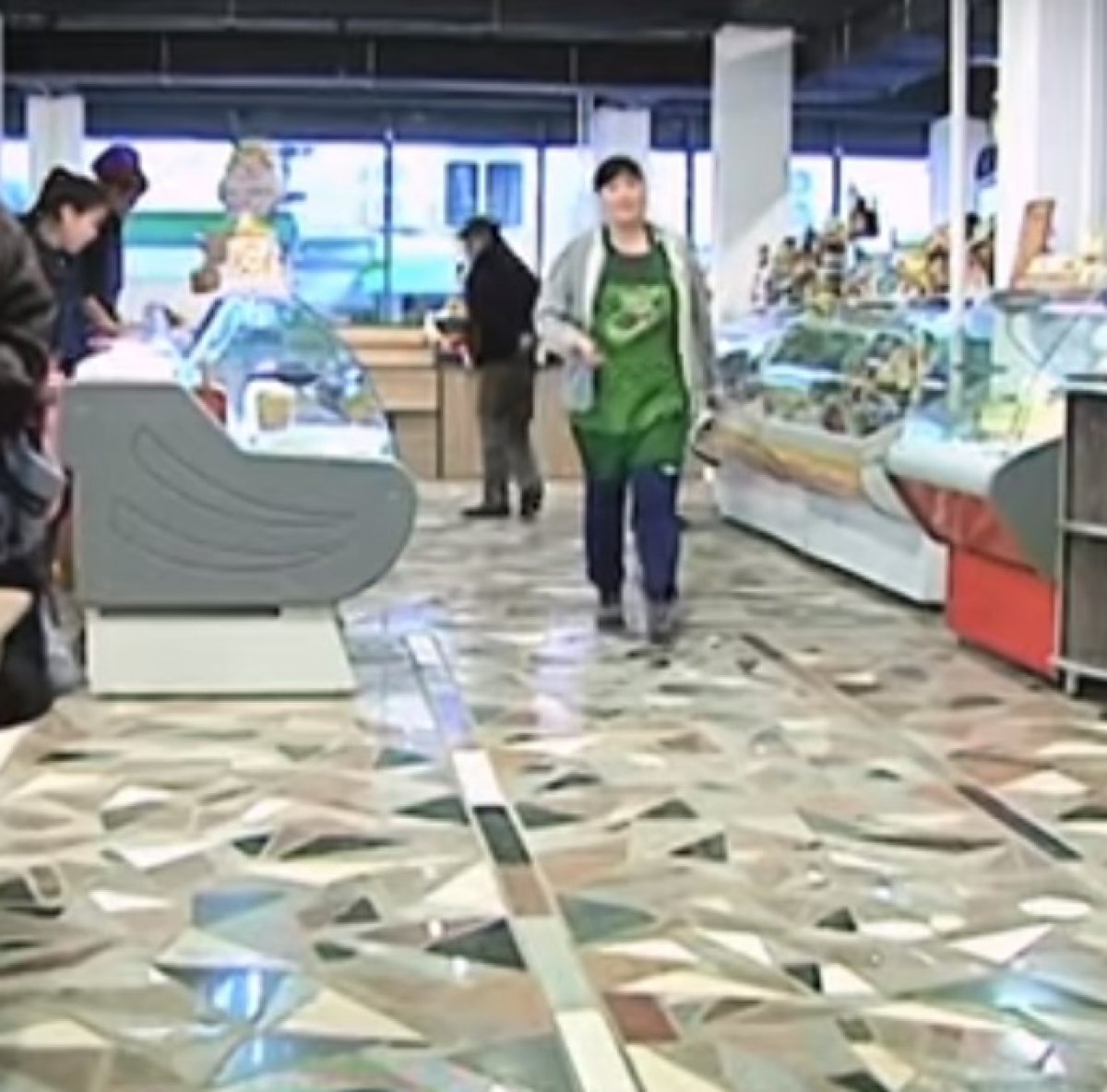 Babasının mezar taşını AVM'de gördü