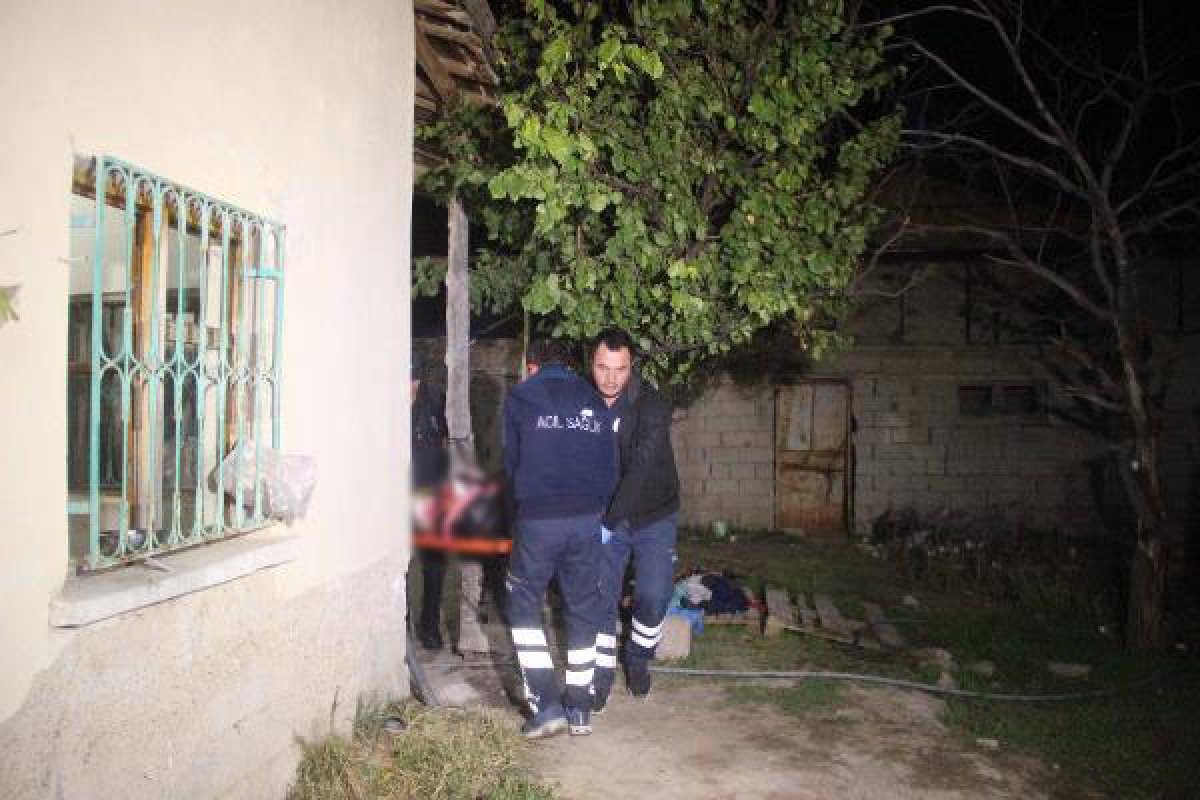 d Önce eşinin boğazını ardından da kendi boğazını kesti