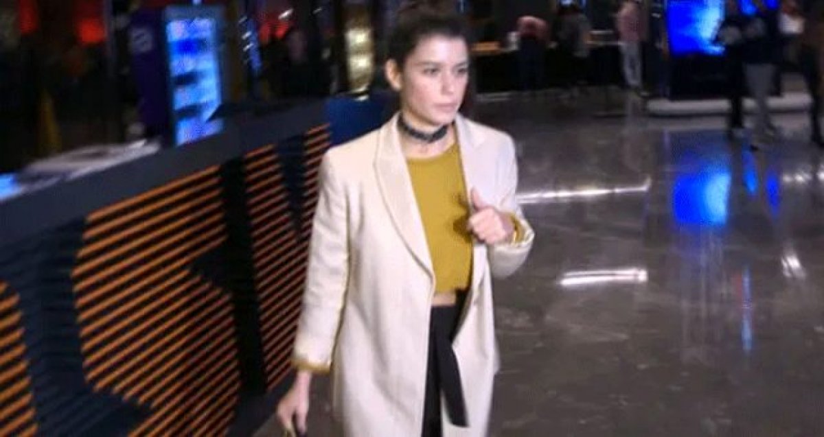 Beren Saat, tuvalete saklandı