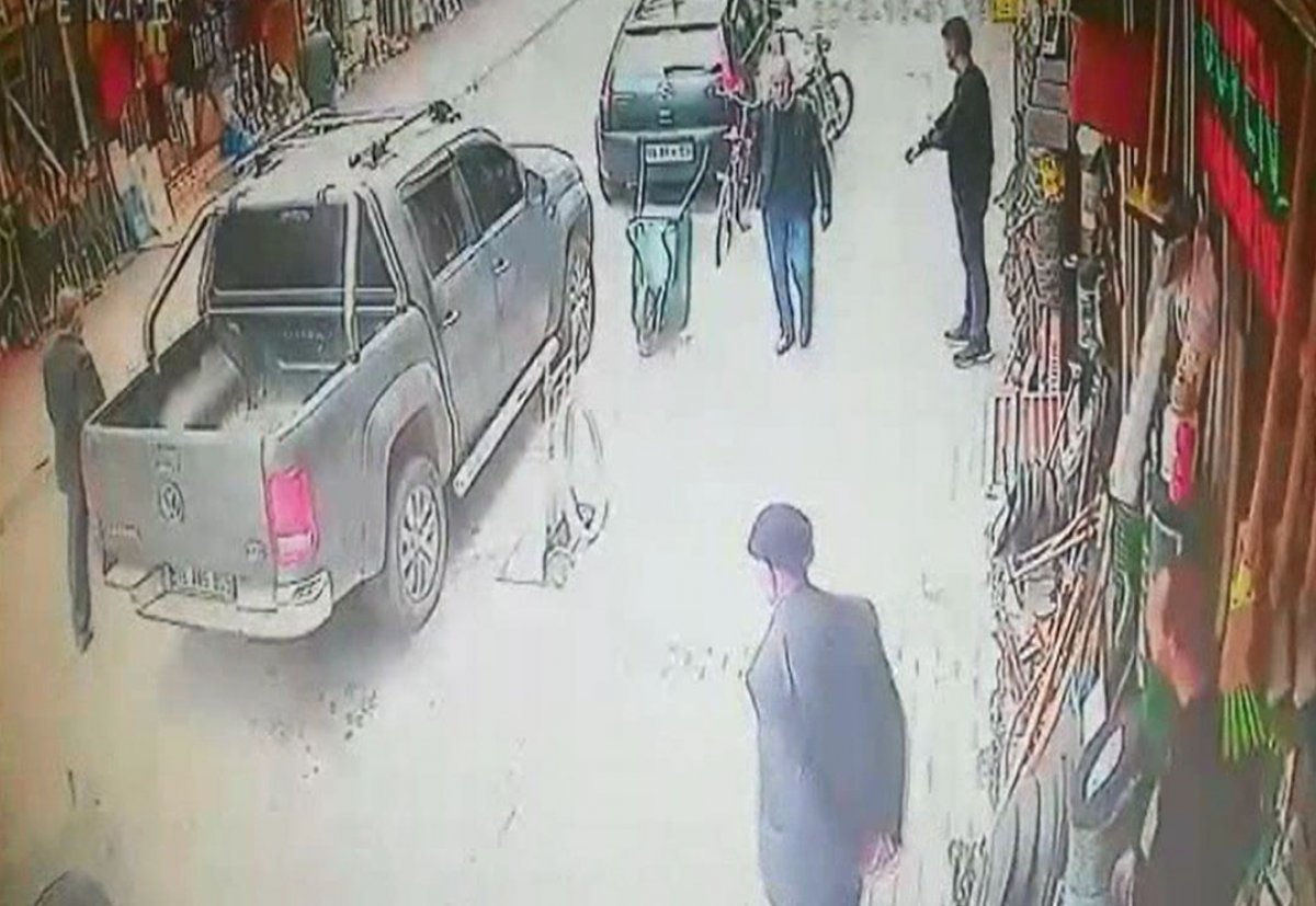 Bursa'da yolun karşısına geçen adama araba çarptı