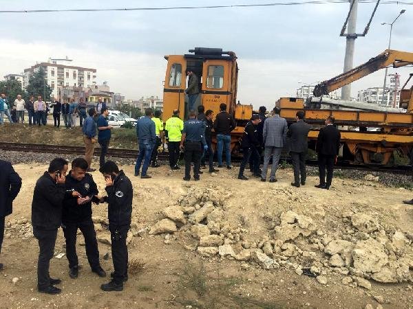 d Adana'da bakım treni bir kadına çarptı