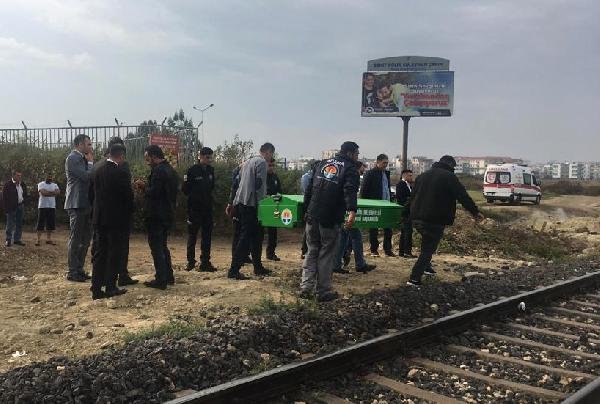 d Adana'da bakım treni bir kadına çarptı