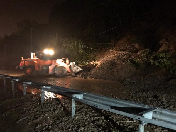 a Rize'de heyelan nedeniyle yol kapandı