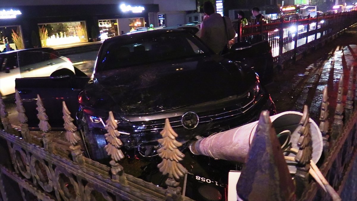 a Sarıyer'de trafik kazasında savrulan araç yayalara çarptı