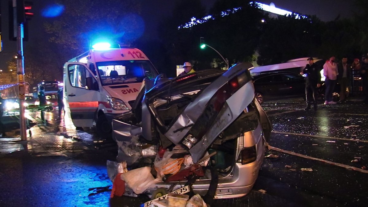 a Sarıyer'de trafik kazasında savrulan araç yayalara çarptı