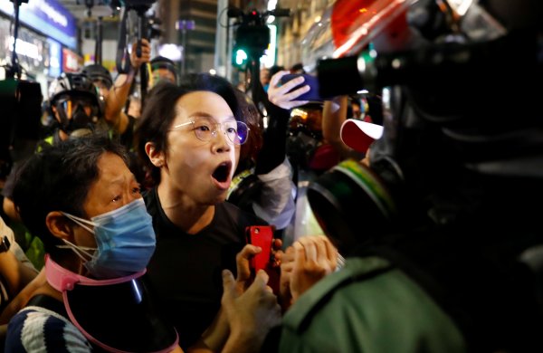 r Hong Kong'ta gösteriler şiddetini artırdı