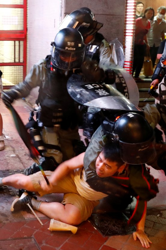 r Hong Kong'ta gösteriler şiddetini artırdı