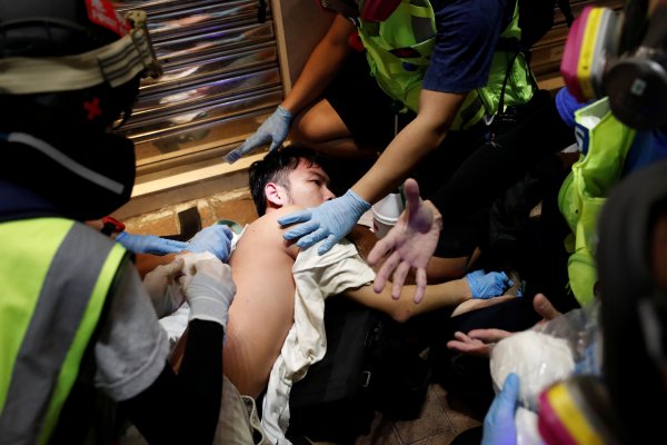 r Hong Kong'ta gösteriler şiddetini artırdı