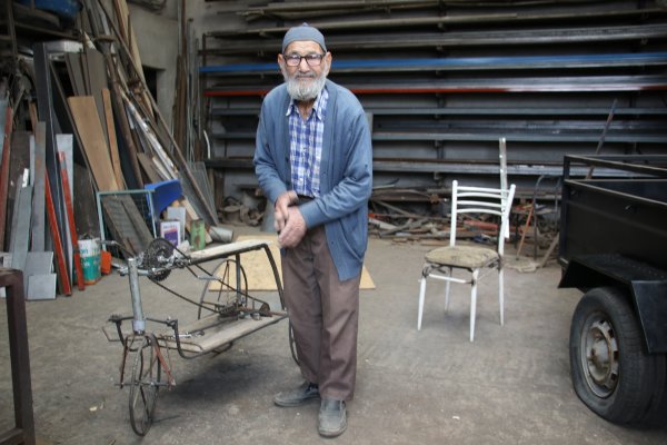 i 93'lük dede camiye gitmek için bisiklet yaptı