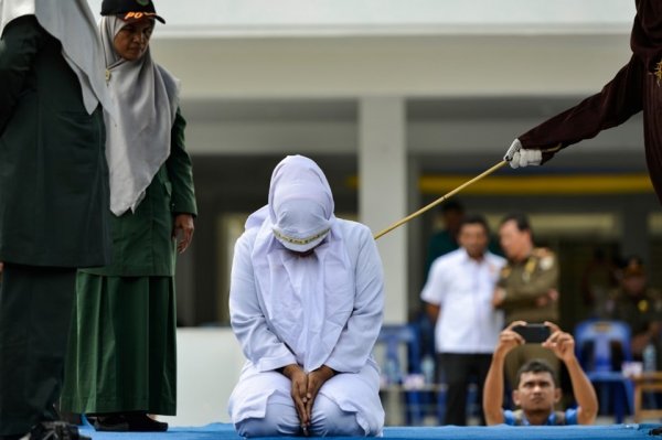 Dini lider zinadan kırbaç yedi