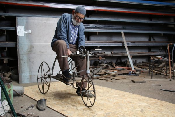 i 93'lük dede camiye gitmek için bisiklet yaptı