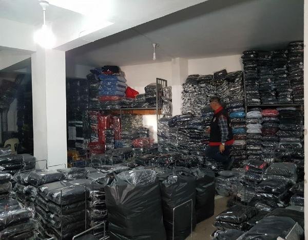 Piyasa değeri 4 milyonluk sahte giyim eşyası depoda çıktı
