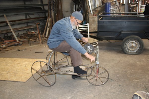 i 93'lük dede camiye gitmek için bisiklet yaptı