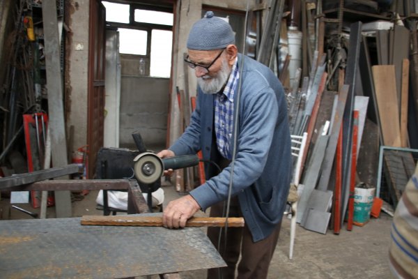 i 93'lük dede camiye gitmek için bisiklet yaptı