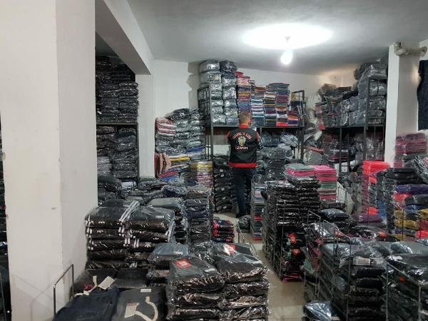 Piyasa değeri 4 milyonluk sahte giyim eşyası depoda çıktı