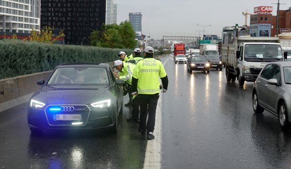 İstanbul'da ilk gün bilançosu: 63 çakarlı araç yakalandı