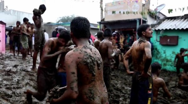 Gübre savaşına giren Hindular
