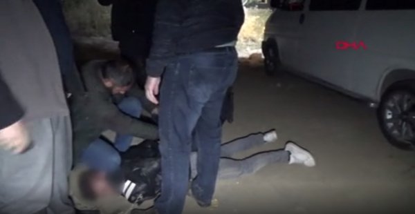 d Başlarına poşet takarak hırsızlık yapan 2 kişi yakalandı