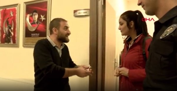 Yolda bulduğu para dolu çantayı sahibine verdi