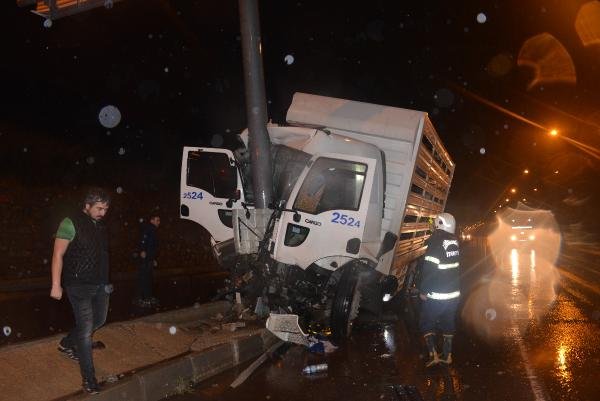 d Kahramanmaraş'ta kamyon tabela direğine çarptı