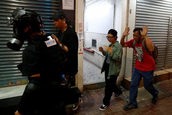 r Hong Kong'ta gösteriler şiddetini artırdı