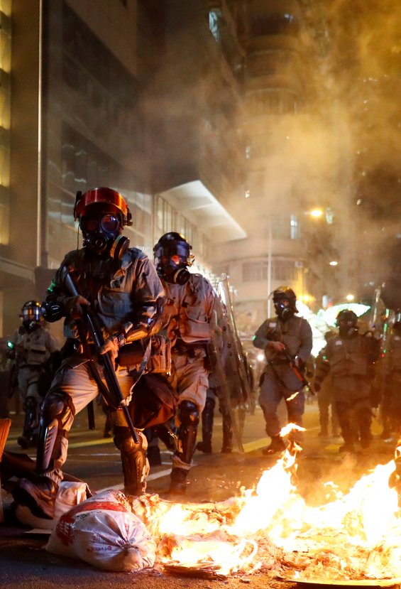 r Hong Kong'ta gösteriler şiddetini artırdı