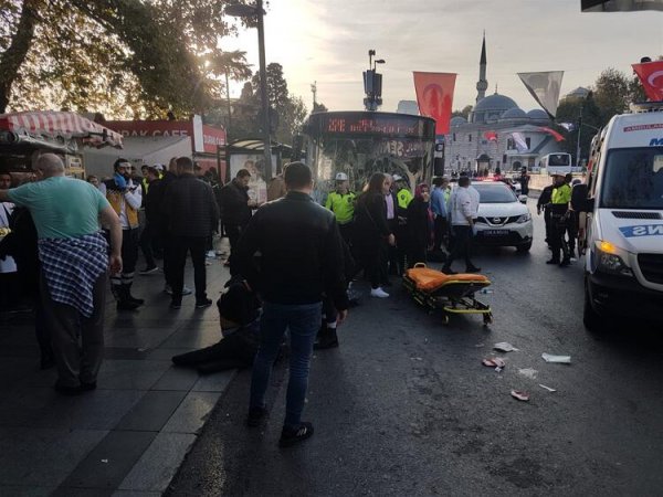 d Beşiktaş'ta halk otobüsü durağa daldı