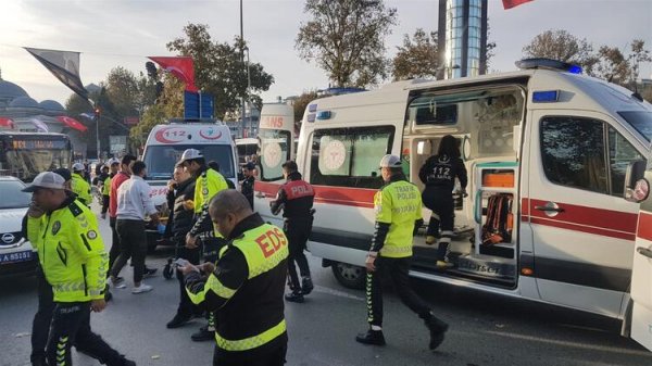 d Beşiktaş'ta halk otobüsü durağa daldı